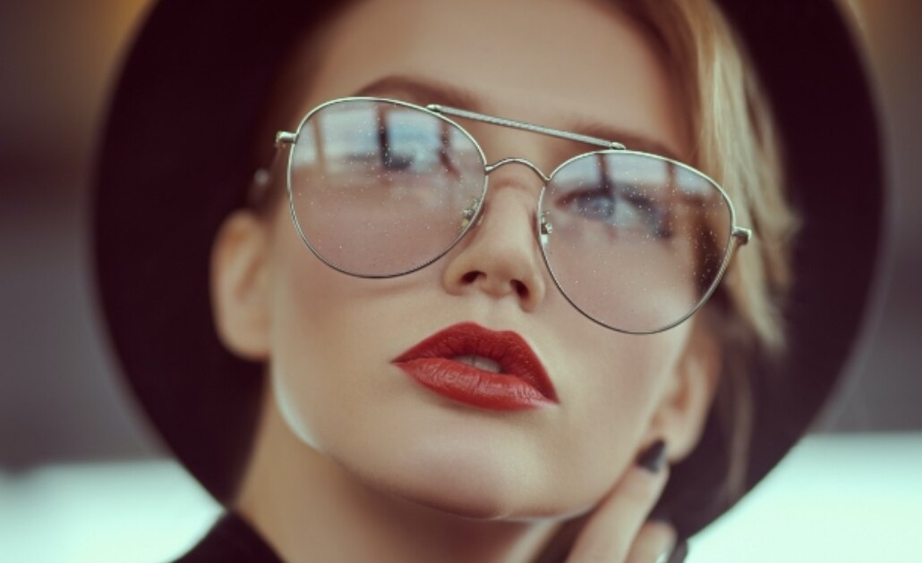 Brillenmode im Wandel der Zeit Frau mit Retro-Look und Cat-Eye Brille